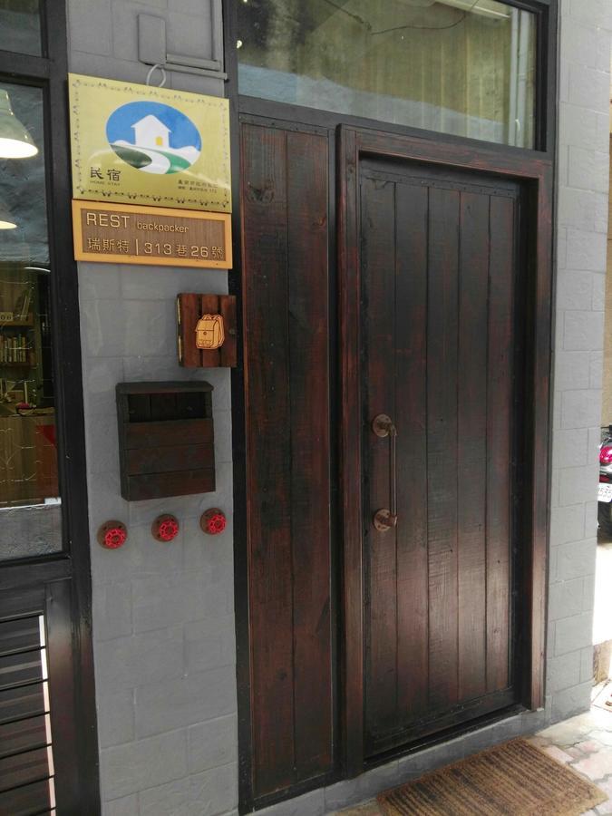 Rest Backpacker Hostel Tainan Exterior foto